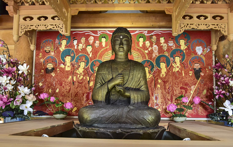 Seated Iron Vairocana Buddha at Dopiansa Temple